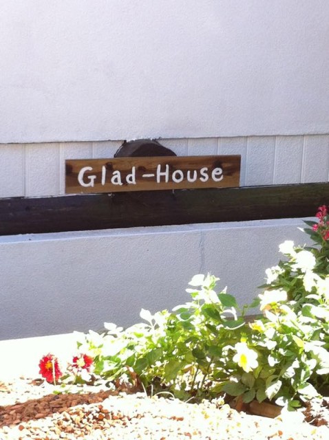 グラッドハウス森の家の看板-800